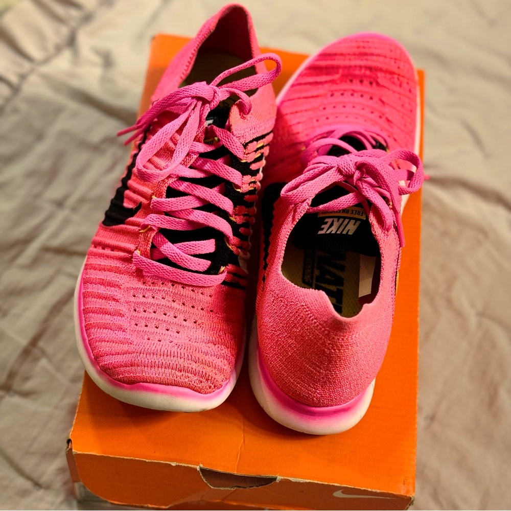Nike free run flyknit shoes
